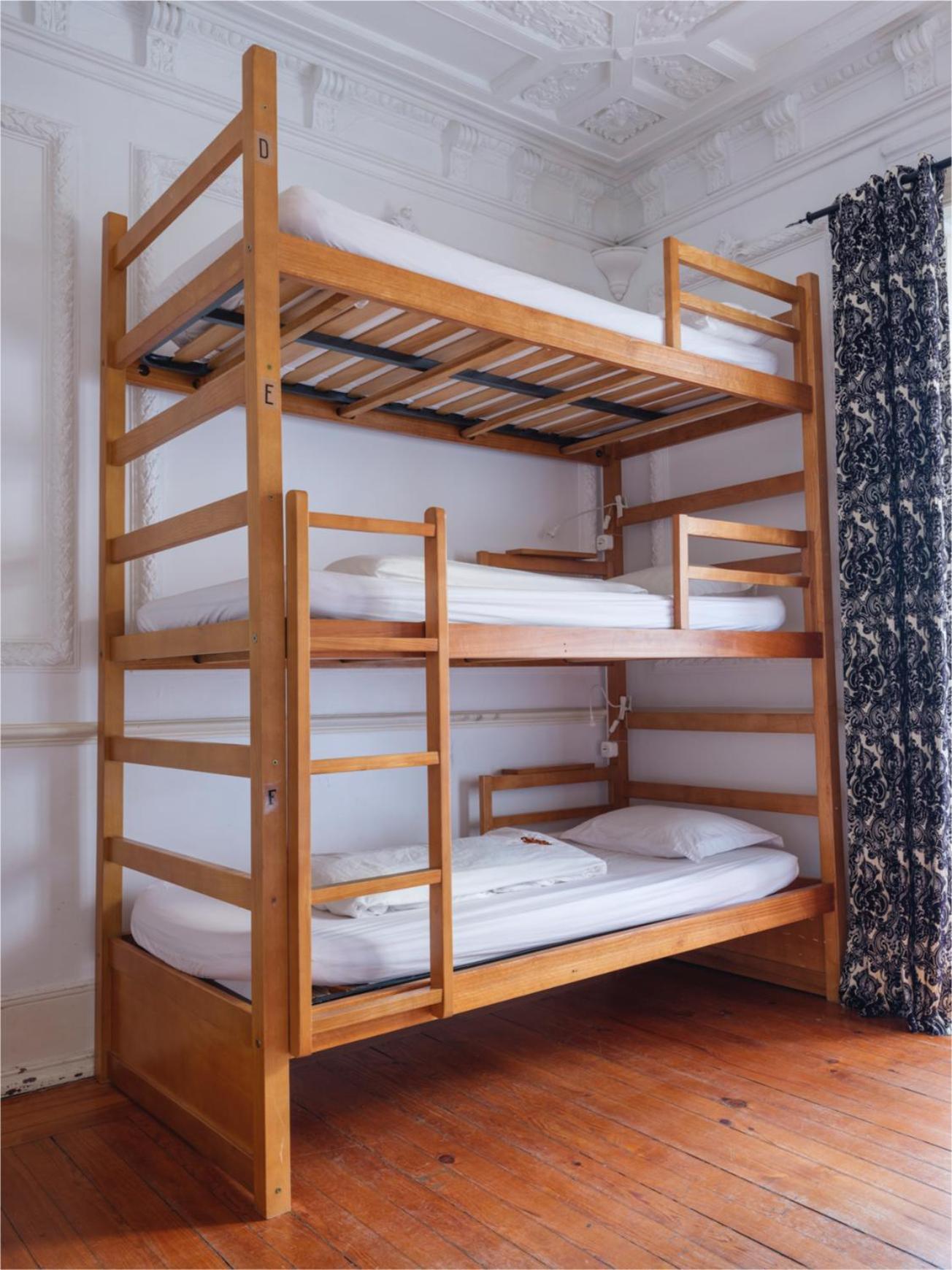 Einzelbett im Schlafsaal